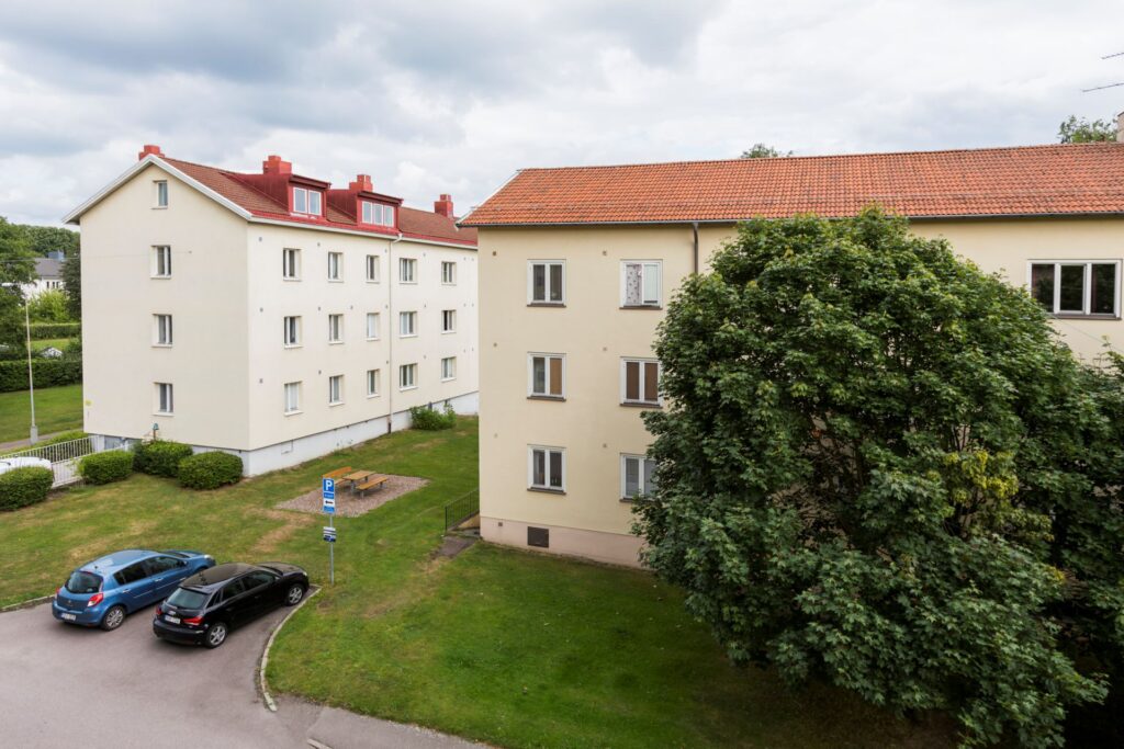 Stenbelagd parkeringsplats till bostadsrättsförening. Danderyd Ösby.